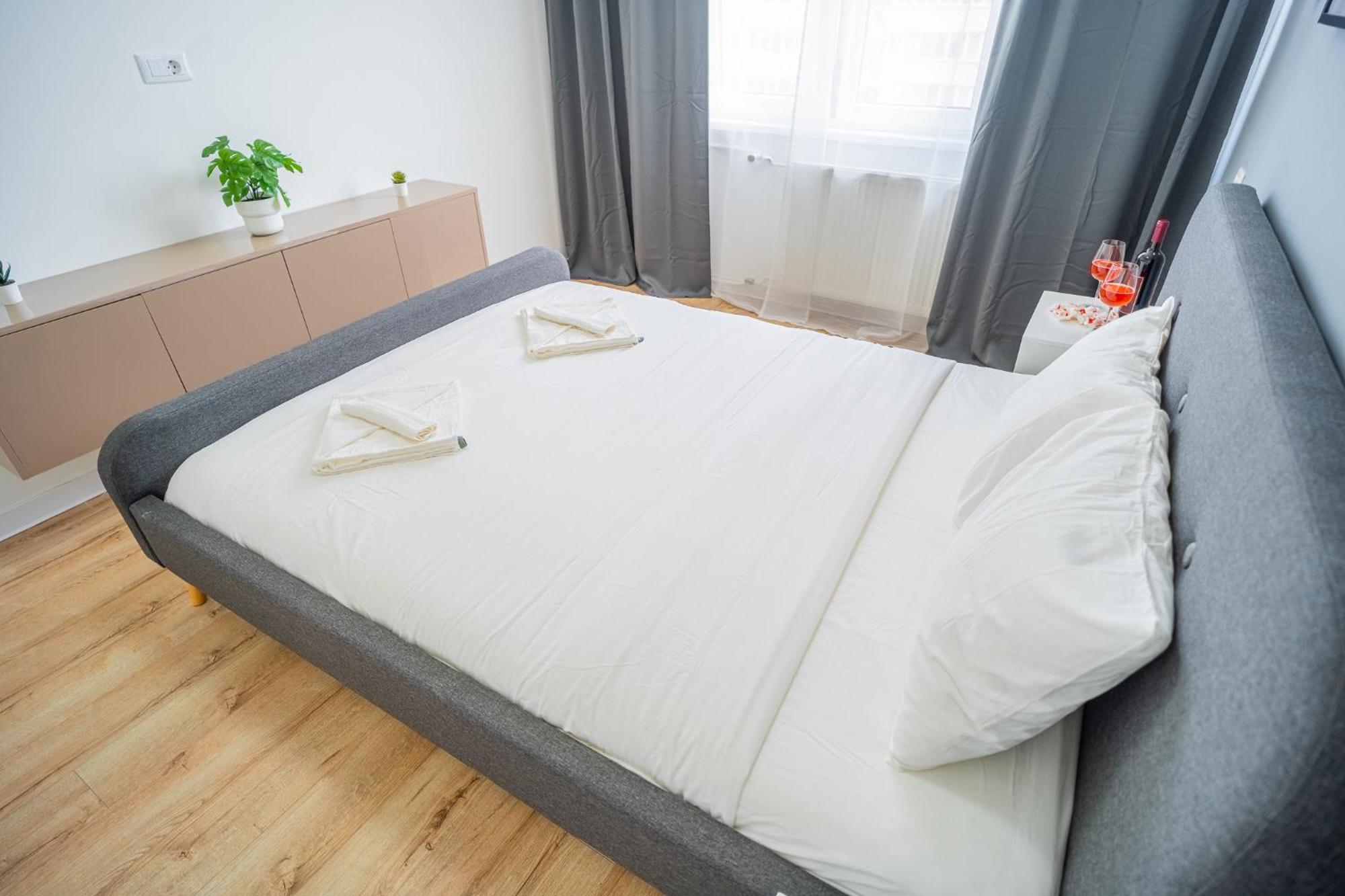 Spacious Newly Renovated 2Br Apartments With Balcony Bucarest Exterior foto