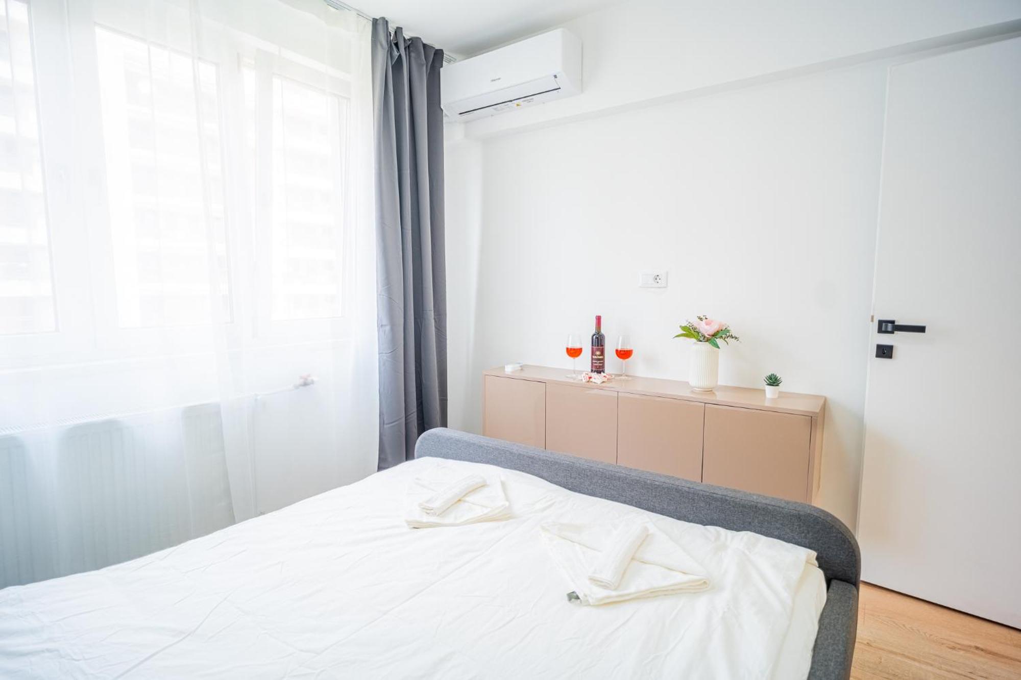 Spacious Newly Renovated 2Br Apartments With Balcony Bucarest Exterior foto